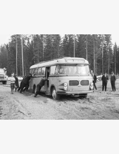 Hiekkatielle juuttunut linja-auto