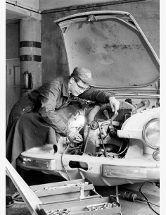 Autoalan opiskelija harjoitustyötä tekemässä