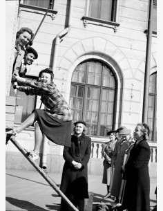 Työntekijöitä virkistysretkelle lähdossä